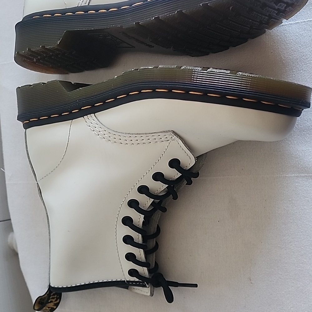 Dr. Martens Women's White Boots Size 7 - Picture 7 of 16